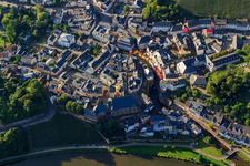 Vue aérienne de Vieille ville et Saint-Laurent au bord de la Sarre à le quartier Beurig in Saarburg dans le département Rhénanie-Palatinat, Allemagne