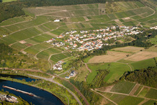 Vue aérienne de Place entre les vignes à Ockfen dans le département Rhénanie-Palatinat, Allemagne