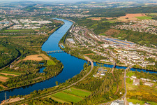 Vue aérienne de Zones riveraines le long de l'embouchure de la Sarre dans la Moselle à Konz dans le département Rhénanie-Palatinat, Allemagne