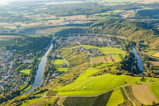 Vue aérienne de Boucle courbe des rives de la Sauer à la frontière luxembourgeoise Le cours de la rivière dans le quartier de Mesenich. à Langsur dans le département Rhénanie-Palatinat, Allemagne