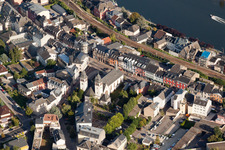 Vue aérienne de Voie ferrée dans le centre-ville au bord de la Moselle à Wasserbillig dans le département Grevenmacher, Luxembourg