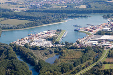 Vue aérienne de Quais et postes d'amarrage dans le bassin portuaire du port intérieur du Rhin à Germersheim dans le département Rhénanie-Palatinat, Allemagne