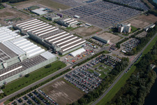 Complexe immobilier et terrain du centre logistique mondial Daimler AG sur l'île de Grün à Germersheim dans le département Rhénanie-Palatinat, Allemagne d'en haut