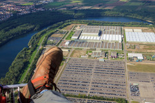 Centre logistique mondial Daimler / Mercedes-Benz GLC sur l'île de Grün à Germersheim dans le département Rhénanie-Palatinat, Allemagne du point de vue du drone