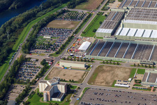 Centre logistique mondial Daimler / Mercedes-Benz GLC sur l'île de Grün à Germersheim dans le département Rhénanie-Palatinat, Allemagne d'un drone