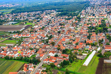 Vue aérienne de Rue principale à Maxdorf dans le département Rhénanie-Palatinat, Allemagne