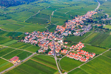 Vue aérienne de Vue du village depuis le sud-est à le quartier Forst in Forst an der Weinstraße dans le département Rhénanie-Palatinat, Allemagne