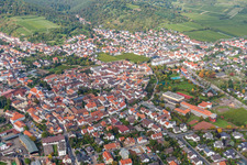 Photographie aérienne de Vue des rues et des maisons des quartiers résidentiels à le quartier Wachenheim in Wachenheim an der Weinstraße dans le département Rhénanie-Palatinat, Allemagne