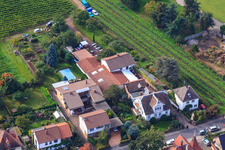 Vue aérienne de Les journées de la pomme de Zimmermann à Wachenheim an der Weinstraße dans le département Rhénanie-Palatinat, Allemagne