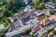Vue aérienne de Bâtiments et parcs du domaine viticole Dr. Loup de Bürklin à le quartier Wachenheim in Wachenheim an der Weinstraße dans le département Rhénanie-Palatinat, Allemagne