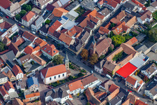 Vue aérienne de Deux bâtiments religieux à Weisenheim am Berg à Weisenheim am Sand dans le département Rhénanie-Palatinat, Allemagne