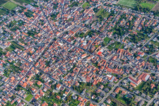 Vue aérienne de Vue des rues et des maisons des quartiers résidentiels à Weisenheim am Sand dans le département Rhénanie-Palatinat, Allemagne