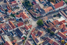 Vue aérienne de Orientation de la circulation du rond-point et du tracé routier du Dr. Rue du monde à Weisenheim am Sand dans le département Rhénanie-Palatinat, Allemagne