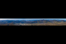 Vue aérienne de Perspective panoramique du paysage forestier et montagneux du Haardtrand de la forêt du Palatinat à Eschbach dans le département Rhénanie-Palatinat, Allemagne