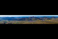 Vue aérienne de Perspective panoramique du paysage forestier et montagneux du Haardtrand de la forêt du Palatinat à Eschbach dans le département Rhénanie-Palatinat, Allemagne