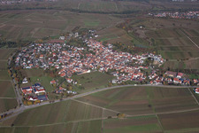 Vue aérienne de Champs agricoles et surfaces utilisables à le quartier Ilbesheim in Ilbesheim bei Landau in der Pfalz dans le département Rhénanie-Palatinat, Allemagne