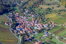 Vue aérienne de Village viticole au bord du Haardt vu de l'est à Leinsweiler dans le département Rhénanie-Palatinat, Allemagne