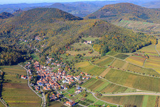 Vue aérienne de Village viticole au bord du Haardt vu de l'est à Leinsweiler dans le département Rhénanie-Palatinat, Allemagne