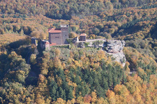Château de Trifels à Annweiler am Trifels dans le département Rhénanie-Palatinat, Allemagne d'un drone