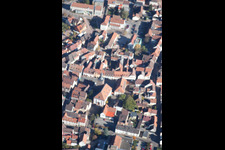 Vue des rues et des maisons des quartiers résidentiels à Annweiler am Trifels dans le département Rhénanie-Palatinat, Allemagne d'en haut