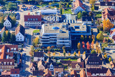 Vue aérienne de Administration municipale et caisse d'épargne de la Gartenstraße à Kandel dans le département Rhénanie-Palatinat, Allemagne