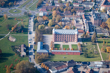 Vue aérienne de Château de Gottesaue (Académie de musique) à le quartier Oststadt in Karlsruhe dans le département Bade-Wurtemberg, Allemagne