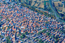 Vue aérienne de Rue de la gare à Hagenbach dans le département Rhénanie-Palatinat, Allemagne