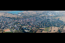 Vue aérienne de Panorama - vue en perspective des rues et des maisons des quartiers résidentiels à Hagenbach dans le département Rhénanie-Palatinat, Allemagne