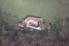 Vue aérienne de Herrenmühle à le quartier Minderslachen in Kandel dans le département Rhénanie-Palatinat, Allemagne