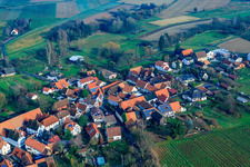 Vue aérienne de Rue principale inférieure à Oberhausen dans le département Rhénanie-Palatinat, Allemagne