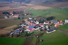 Vue aérienne de Système photovoltaïque rotatif sur une écurie à le quartier Deutschhof in Kapellen-Drusweiler dans le département Rhénanie-Palatinat, Allemagne