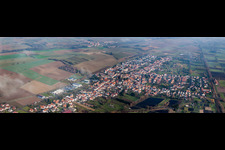 Vue aérienne de Vue panoramique en perspective des rues et des maisons des quartiers résidentiels à Steinfeld dans le département Rhénanie-Palatinat, Allemagne