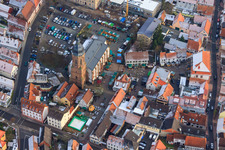 Vue aérienne de Marché de Noël à Plätzl et autour de l'église Saint-Georges à Kandel dans le département Rhénanie-Palatinat, Allemagne