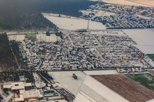 Vue aérienne de Nouvelle zone de développement dans les carrières d'argile en hiver avec de la neige venant de l'est à Rheinzabern dans le département Rhénanie-Palatinat, Allemagne