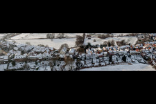 Vue aérienne de Village panoramique enneigé en hiver - vue sur la Ludwigstrasse à Jockgrim dans le département Rhénanie-Palatinat, Allemagne