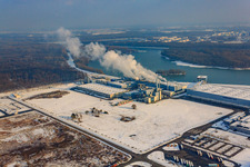 Vue aérienne de Usine de papier Palm dans la zone industrielle d'Oberwald en hiver avec de la neige à Wörth am Rhein dans le département Rhénanie-Palatinat, Allemagne