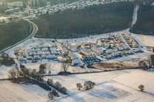 Vue aérienne de Nouvelle zone de développement Im Schnabel en hiver avec de la neige à Wörth am Rhein dans le département Rhénanie-Palatinat, Allemagne