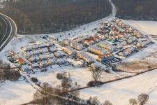 Vue aérienne de Nouvelle zone de développement Im Schnabel en hiver avec de la neige à Wörth am Rhein dans le département Rhénanie-Palatinat, Allemagne