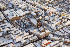 Vue oblique de Marché de Noël à Plätzl et autour de l'église Saint-Georges à Kandel dans le département Rhénanie-Palatinat, Allemagne