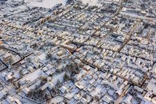 Dans la neige à Kandel dans le département Rhénanie-Palatinat, Allemagne hors des airs