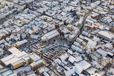Marché de Noël à Plätzl et autour de l'église Saint-Georges à Kandel dans le département Rhénanie-Palatinat, Allemagne hors des airs