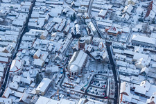 Vue aérienne de Vue aérienne hivernale de la zone événementielle du marché de Noël "Kandeler Christkindl-Markt" et des cabanes de vente et des étals sur la place du marché autour de l'église Saint-Georges à Kandel dans le département Rhénanie-Palatinat, Allemagne