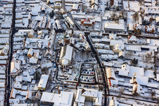 Enregistrement par drone de Marché de Noël à Plätzl et autour de l'église Saint-Georges sous la neige à Kandel dans le département Rhénanie-Palatinat, Allemagne