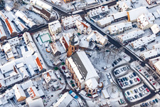 Vue aérienne de Marché de Noël à Plätzl et autour de l'église Saint-Georges sous la neige à Kandel dans le département Rhénanie-Palatinat, Allemagne