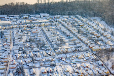 Vue aérienne de Règlement en hiver avec de la neige à Kandel dans le département Rhénanie-Palatinat, Allemagne