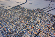 Photographie aérienne de Marché de Noël à Plätzl et autour de l'église Saint-Georges sous la neige à Kandel dans le département Rhénanie-Palatinat, Allemagne