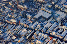 Vue d'oiseau de Rue principale en hiver avec de la neige à Kandel dans le département Rhénanie-Palatinat, Allemagne