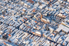 Vue aérienne de Rue principale en hiver avec de la neige à Kandel dans le département Rhénanie-Palatinat, Allemagne