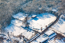 Vue aérienne de Bienwaldstadion en hiver avec de la neige à Kandel dans le département Rhénanie-Palatinat, Allemagne