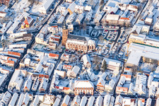 Vue oblique de Marché de Noël à Plätzl et autour de l'église Saint-Georges sous la neige à Kandel dans le département Rhénanie-Palatinat, Allemagne